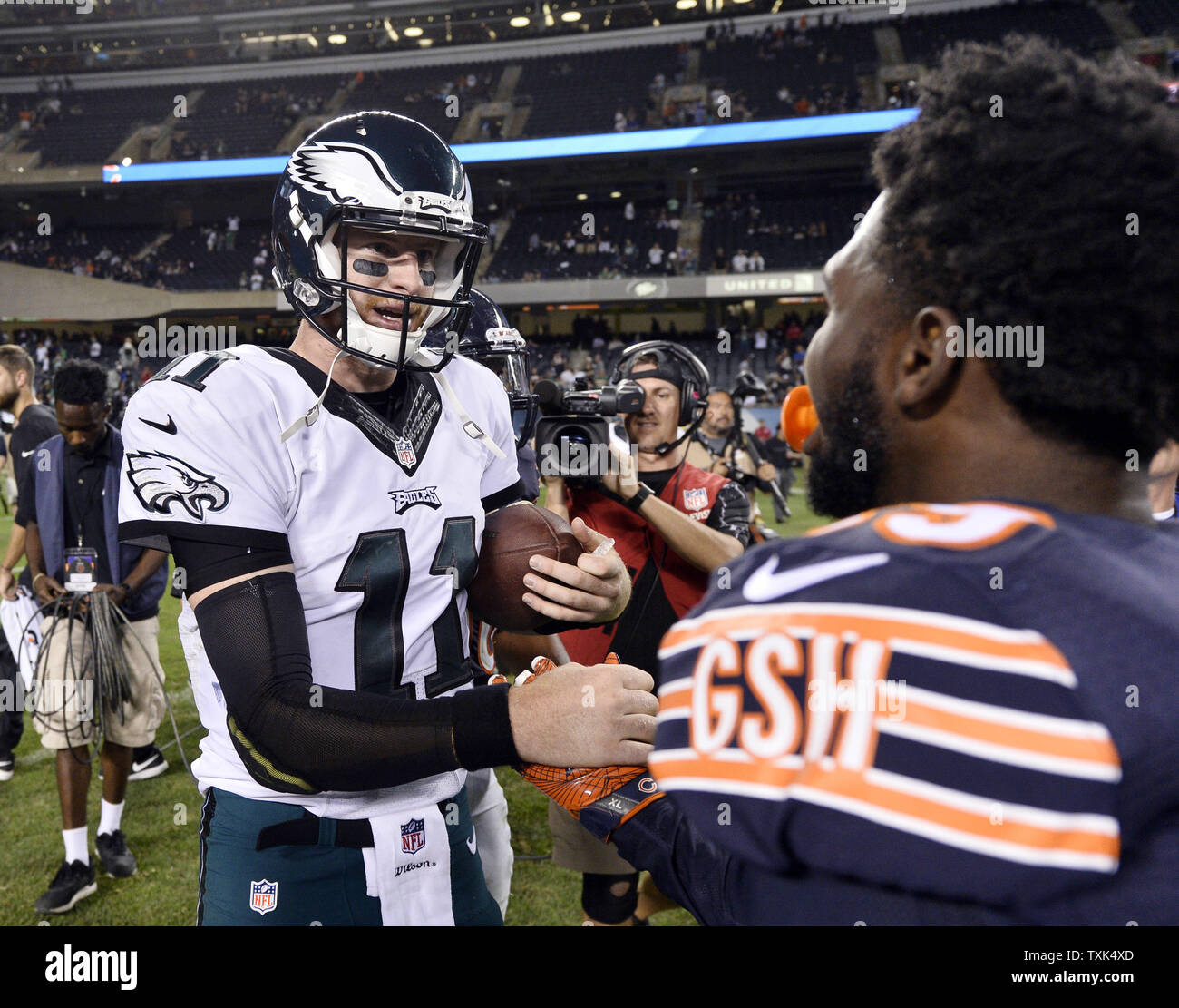 Philadelphia Eagles quarterback Carson Wentz (L) scuote le mani con Chicago Bears cornerback Jacoby Glenn dopo la partita a Soldier Field di Chicago il 19 settembre 2016. Le aquile sconfitto gli orsi da 29-14. Foto di Brian Kersey/UPI Foto Stock