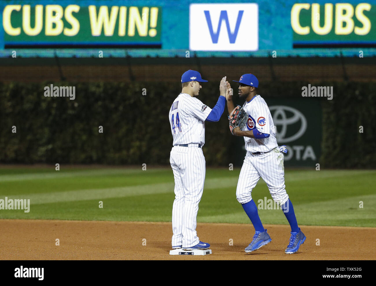 Chicago Cubs' Antonio Rizzo (L) celebra con Dexter Fowler (R) 5-2 vincere contro i San Francisco Giants alla fine del gioco 2 della National League Division serie a Wrigley Field a Chicago il 8 ottobre 2016. Foto di Kamil Krzaczynski/UPI Foto Stock