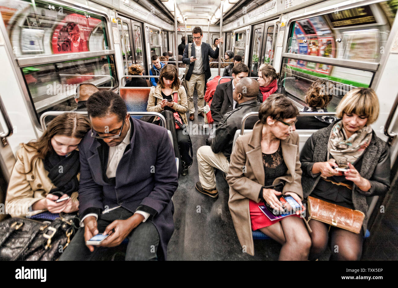 Tutti con un telefono cellulare sulle loro mani Parigi Francia Foto Stock