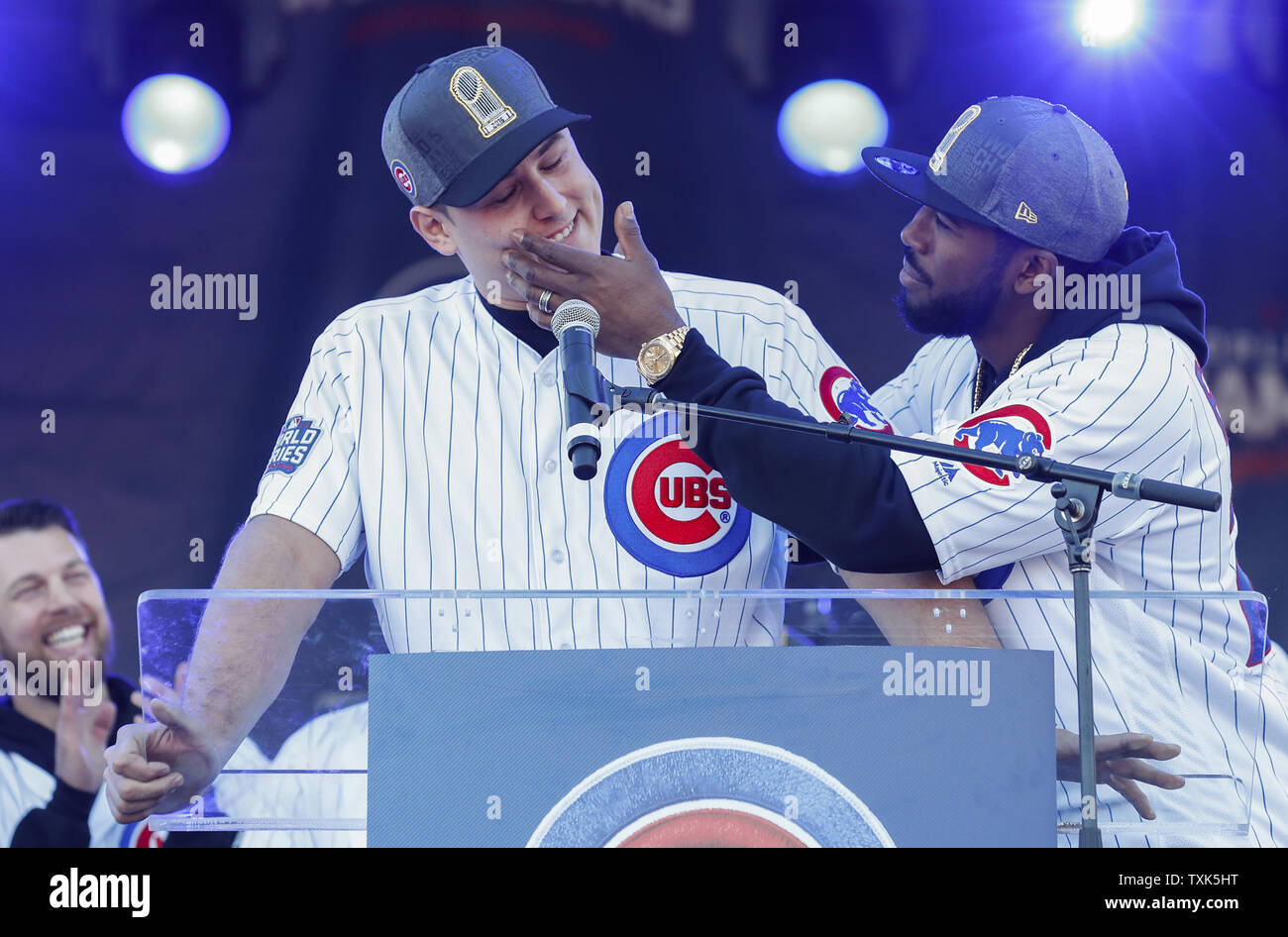 Chicago Cubs' Dexter Fowler (R) i controlli di Antonio Rizzo (L) come egli si strappa mentre la parola durante il 2016 World Series Champion celebrazione rally al Grant Park il 4 novembre 2016 a Chicago. Il Cubs ha vinto la World Series per la prima volta in 108 anni. Foto di Kamil Krzaczynski/UPI Foto Stock