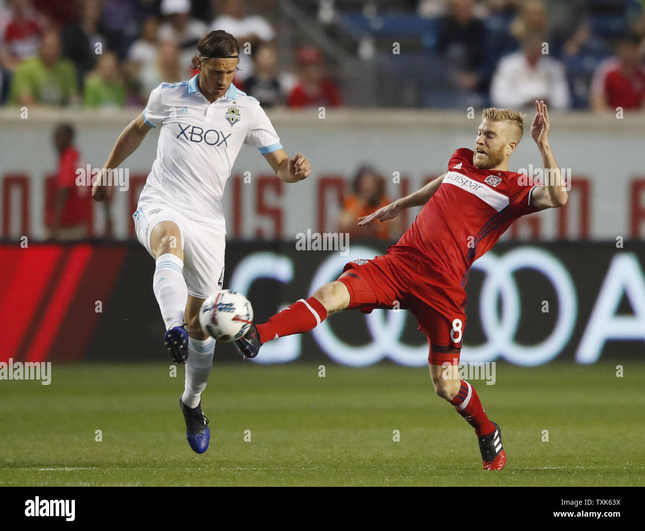 Seattle sirene defender Gustav Svensson (4) battaglie per la sfera contro Chicago Fire centrocampista Michael De Leeuw (8)durante la prima metà del gioco di MLS al Toyota Park il 13 maggio 2017 in Bridgeview, Ill. Foto di Kamil Krzaczynski/UPI Foto Stock