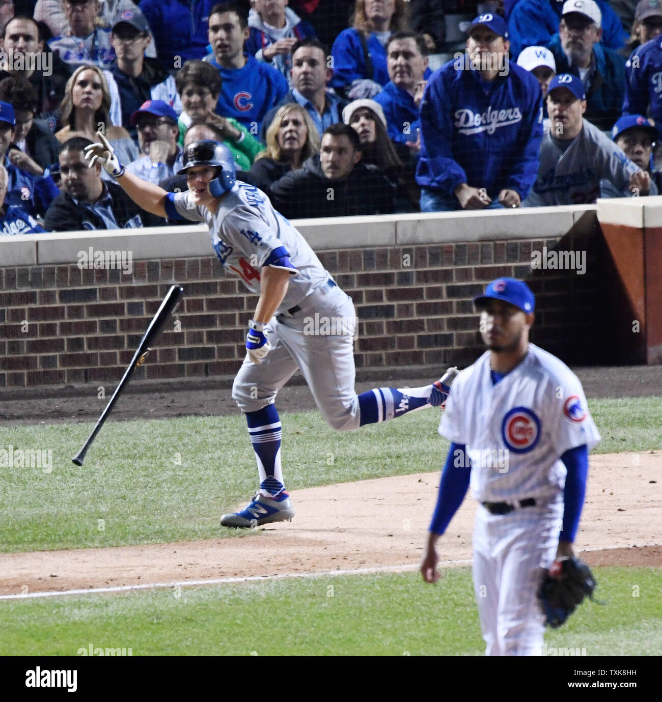 Los Angeles Dodgers' di Enrique Hernandez guarda il suo grand slam fuori di Chicago Cubs lanciatore di rilievo Hector Rondon il punteggio di squadra Justin Turner, Yasiel Puig e Cody Bellinger durante il terzo inning di gioco 5 del gli NLC a Wrigley Field su ottobre 19, 2017 a Chicago. Foto di Brian Kersey/UPI Foto Stock