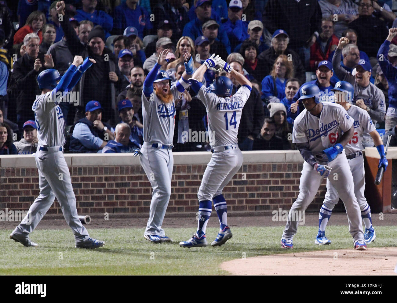 Los Angeles Dodgers' (L-R) Cody Bellinger, Justin Turner, Yasiel Puig e Austin Barnes congratularmi con Enrique Hernandez (14) Dopo Hernandez ha colpito un grand slam rigature Bellinger, Turner e Puig durante il terzo inning di gioco 5 del gli NLC contro il Chicago Cubs a Wrigley Field su ottobre 19, 2017 a Chicago. Foto di Brian Kersey/UPI Foto Stock