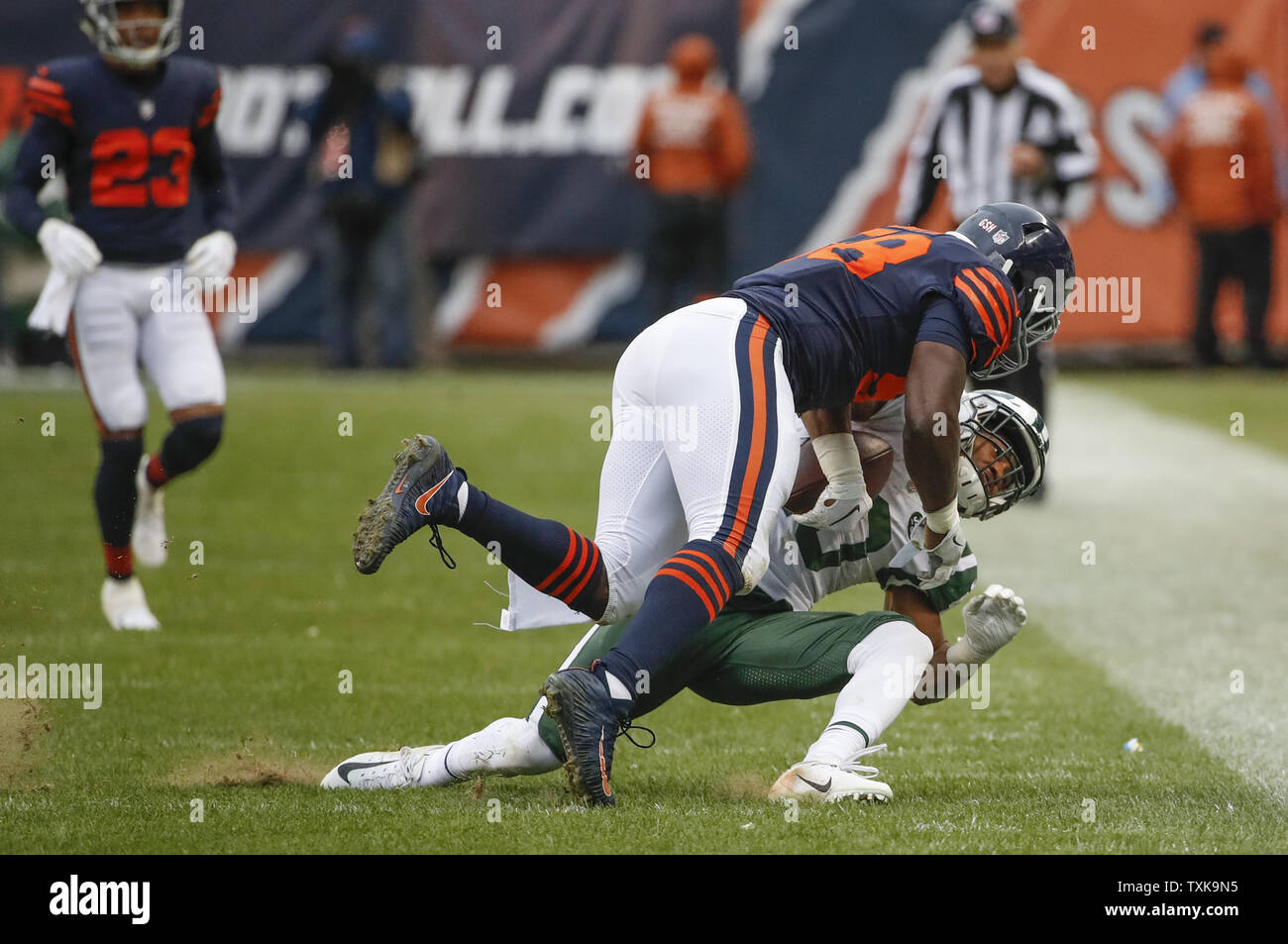 Chicago Bears inside linebacker Roquan Smith (58) affronta New York getti running back Trenton cannone (40) durante la seconda metà a Soldier Field di Chicago il 28 ottobre 2018. Foto di Kamil Krzaczynski/UPI Foto Stock