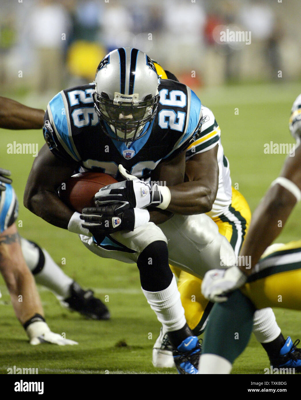 Carolina Panthers running back DeShaun Foster giunchi contro i Green Bay Packers nel primo trimestre presso la Bank of America Stadium di Charlotte, N.C. ad Ottobre 3, 2005. (UPI foto/nellâ Redmond) Foto Stock