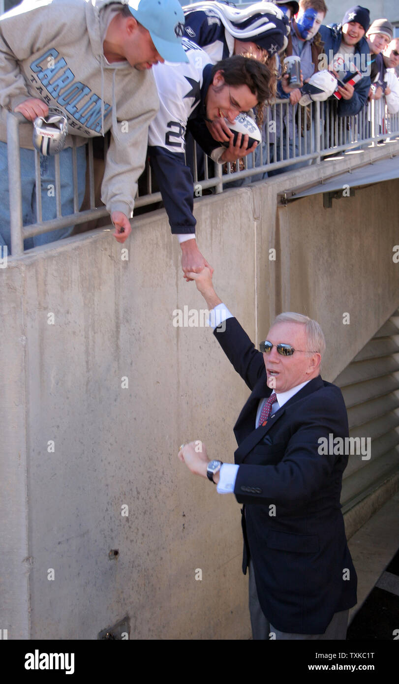 Dallas Cowboys owner Jerry Jones mette in mostra la sua Super Bowl ring a ventilatori durante il pre-attività di gioco presso la Bank of America Stadium il 24 dicembre 2005. Il cowboy di fronte il NFC Divisione Sud conduce Carolina Panthers. (UPI foto/Bob Carey) Foto Stock