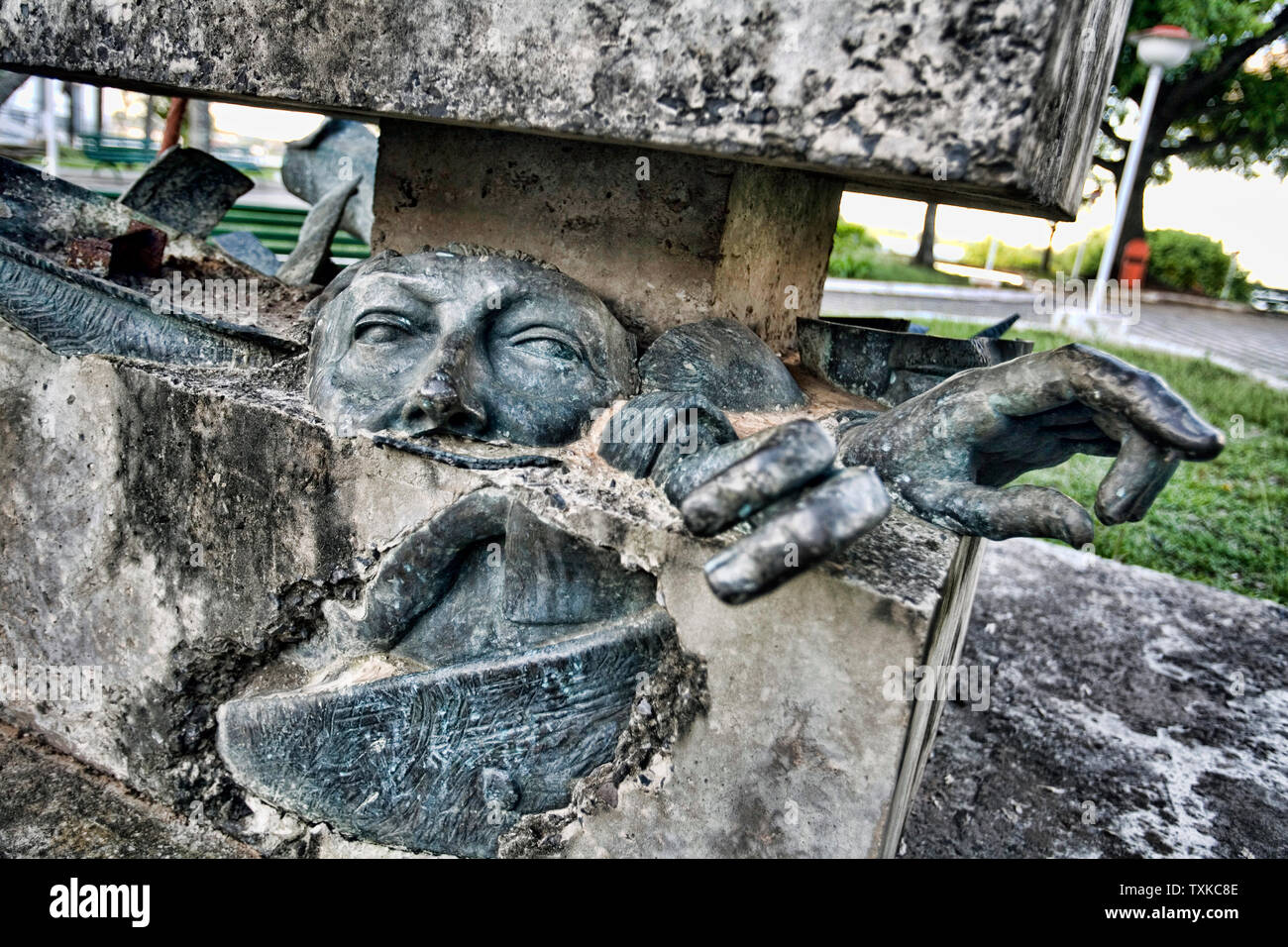 Statua di ex dittatore Alfredo Stroessner all'interno di un blocco di cemento le mani e la faccia sporgente. Foto Stock