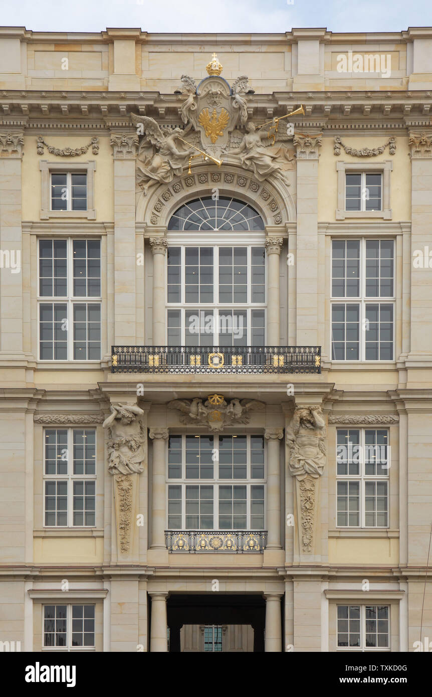 Recentemente replicato Karl-Liebknecht-Portale del Berliner Stadtschloss (Berlino Palazzo di Stato) sul Forum di Humboldt di Berlino, Germania. Il portale originale con il balcone dal quale Karl Liebknecht dichiarò la formazione della freie sozialistische Republik (libera repubblica socialista) il 9 novembre 1918 è stato incorporato nel Staatsratsgebäude (Consiglio di Stato) Costruzione della Repubblica Democratica Tedesca negli anni sessanta. Foto Stock