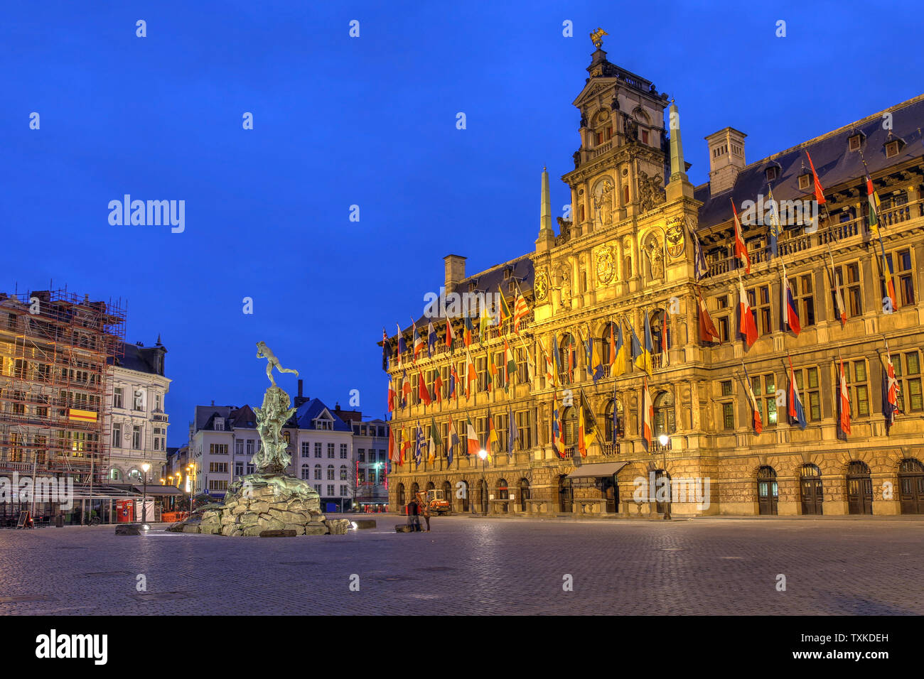 Scena notturna di Antwerp City Hall di Grote Markt (piazza principale), Belgio. Foto Stock