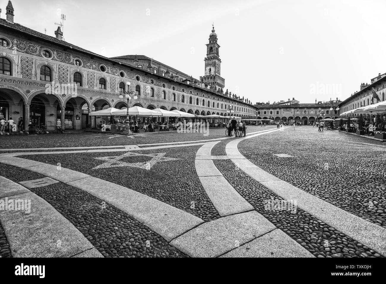 VIGEVANO, Italia, 10 maggio 2015 - Vista della piazza Ducale con il Bramante tower in Vigevano, provincia di Pavia, Italia Foto Stock