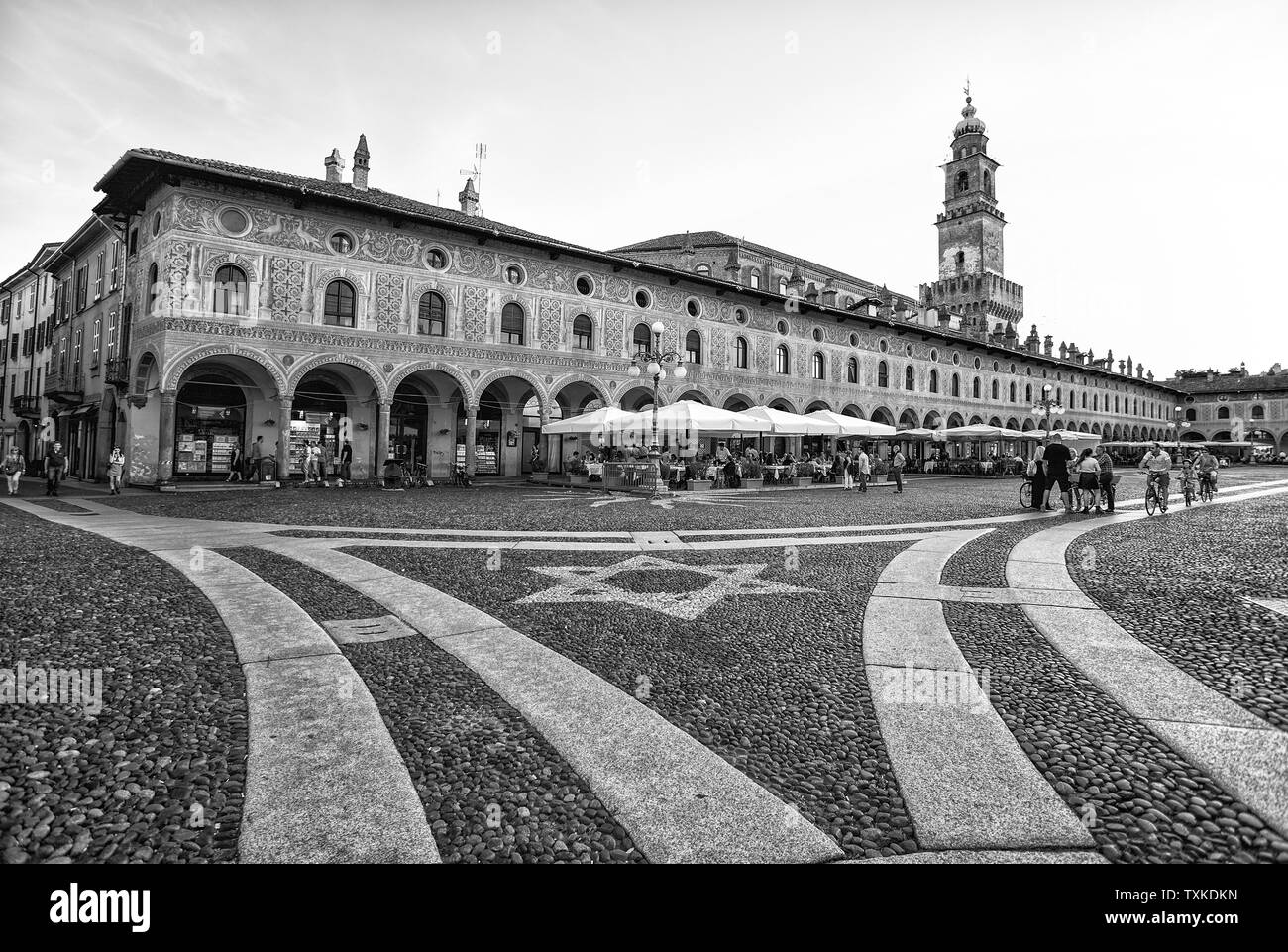 VIGEVANO, Italia, 10 maggio 2015 - Vista della piazza Ducale con il Bramante tower in Vigevano, provincia di Pavia, Italia Foto Stock