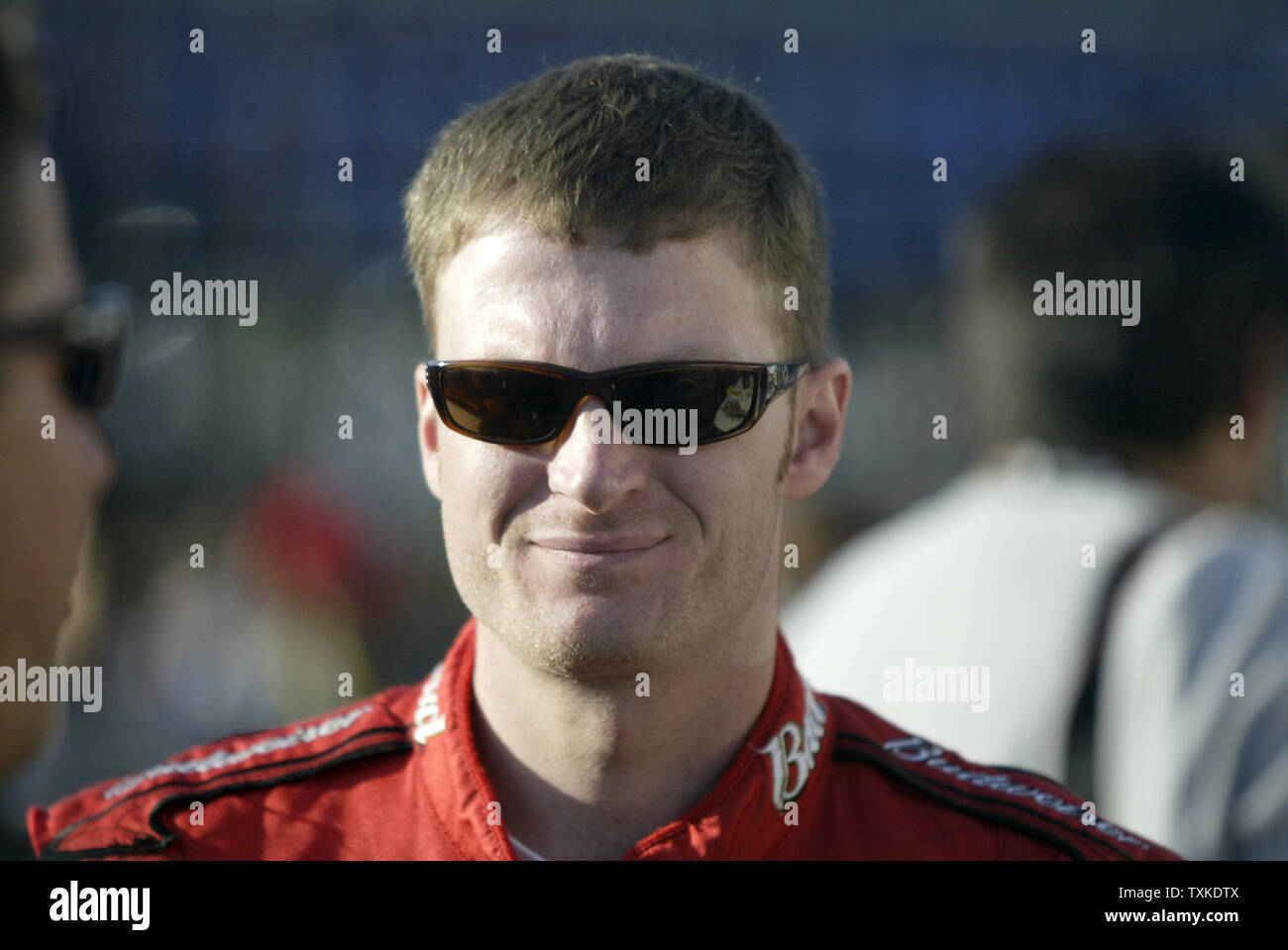 Race driver di automobile di Dale Earnhardt Jr colloqui sulla fossa strada prima di NASCAR All-Star Race Challenge al Circuito Automobilistico di Lowe vicino a Charlotte, Carolina del Nord, il 19 maggio 2007. L'All-Star sfida è una speciale non-Gara a punti dotate di motori di top driver racing per oltre tre milioni di dollari in premi in denaro. (UPI foto/nellâ Redmond) Foto Stock