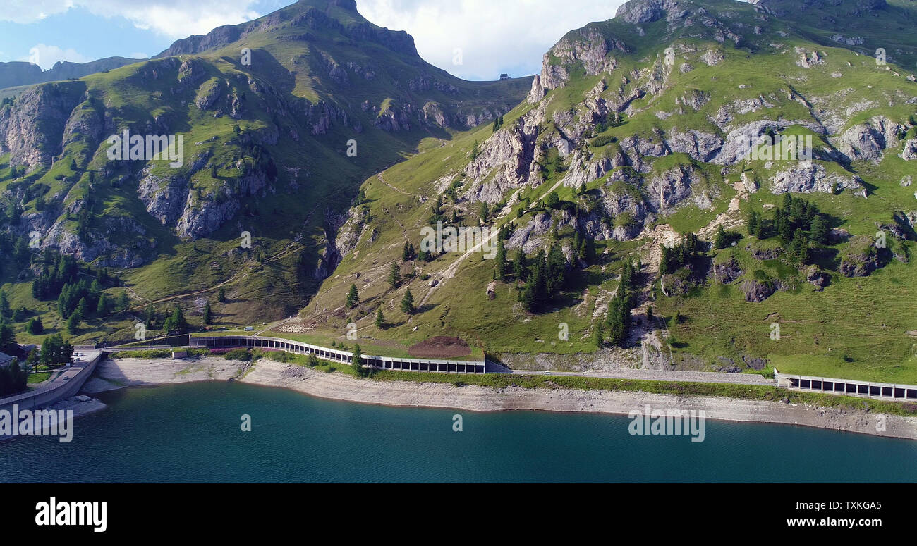 Lago Fedaia (Lago Fedaia), un lago artificiale e una diga vicino a Canazei, situato ai piedi del massiccio della Marmolada, come visto dal Viel del Pan rifugio, Dolom Foto Stock