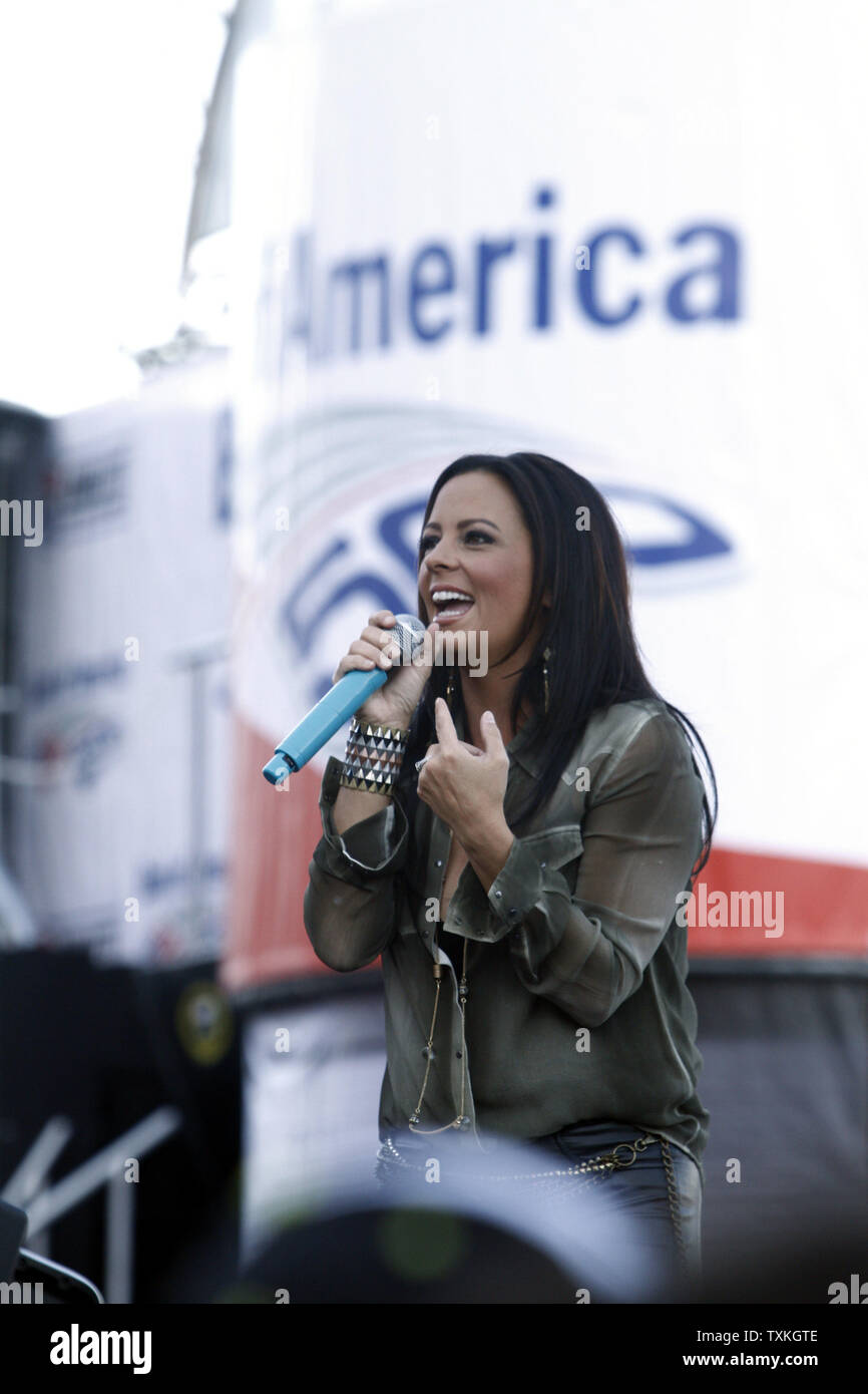 Musica Country cantante Sara Evans esegue prima la NASCAR Bank of America 500 gara a Charlotte Motor Speedway in concordia, Carolina del Nord il 15 ottobre 2011. UPI/nellâ Redmond . Foto Stock