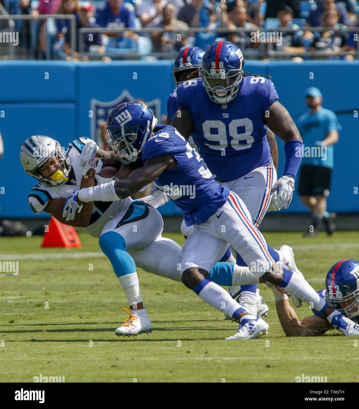 Carolina Panthers wide receiver DJ Moore è condotto a terra da New York Giants cornerback Curtis Riley nella prima metà di un football NFL game a Charlotte, Carolina del Nord il 7 ottobre 2018. Foto di nellâ Redmond/UPI. Foto Stock