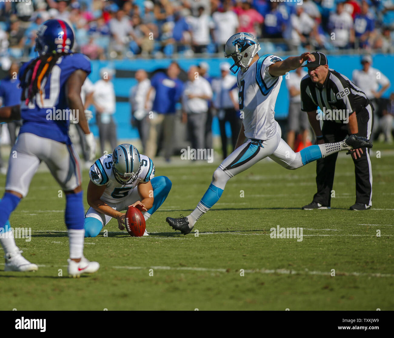 Carolina Panthers luogo kicker Graham Gano calci un field goal contro New York Giants nella seconda metà di un football NFL game a Charlotte, Carolina del Nord il 7 ottobre 2018. Carolina ha vinto 33-31. Foto di nellâ Redmond/UPI Foto Stock