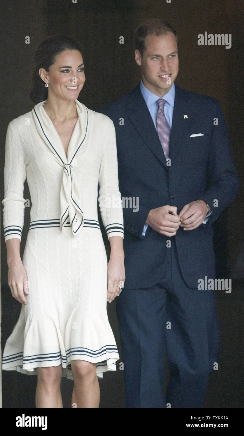 Il principe William e sua moglie Kate, il Duca e la Duchessa di Cambridge, lasciare la provincia casa durante il loro tour del re in Charlottetown, Prince Edward Island, 4 luglio 2011. UPI/Heinz Ruckemann Foto Stock