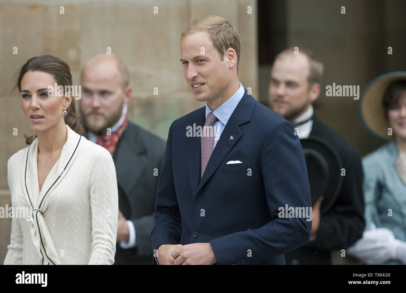 Il principe William e sua moglie Kate, il Duca e la Duchessa di Cambridge, salutare attori raffiguranti i padri della Confederazione in provincia casa durante il loro tour del re in Charlottetown, Prince Edward Island, 4 luglio 2011. UPI/Heinz Ruckemann Foto Stock