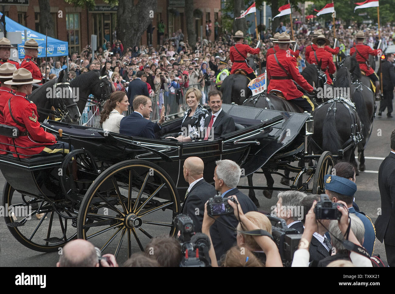 Il principe William e sua moglie Kate, il Duca e la Duchessa di Cambridge, lasciare la provincia casa dal royal landau durante il loro tour del re in Charlottetown, Prince Edward Island, 4 luglio 2011. UPI/Heinz Ruckemann Foto Stock