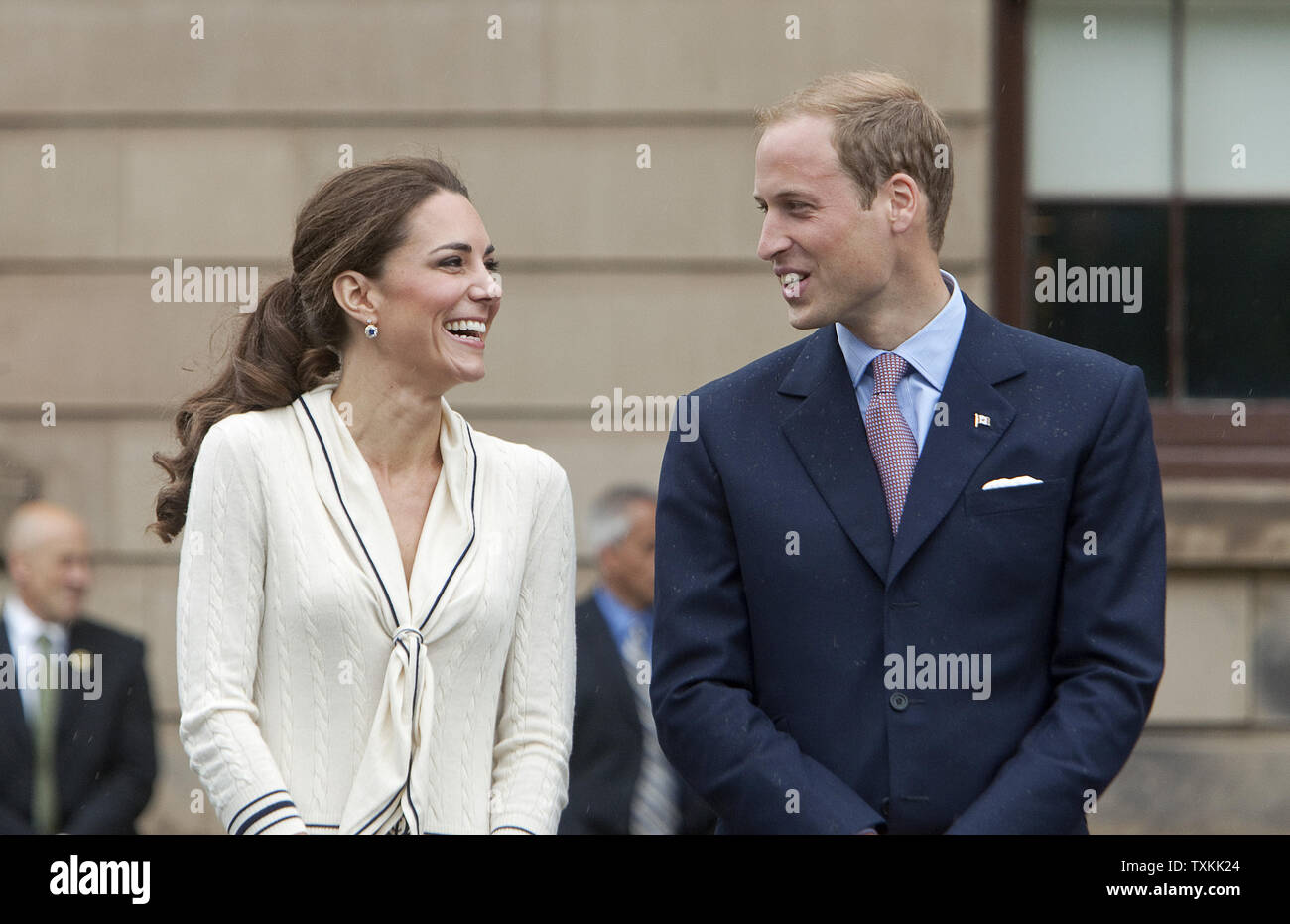 Il principe William e sua moglie Kate, il Duca e la Duchessa di Cambridge, lasciare la provincia casa durante il loro tour del re in Charlottetown, Prince Edward Island, 4 luglio 2011. UPI/Heinz Ruckemann Foto Stock