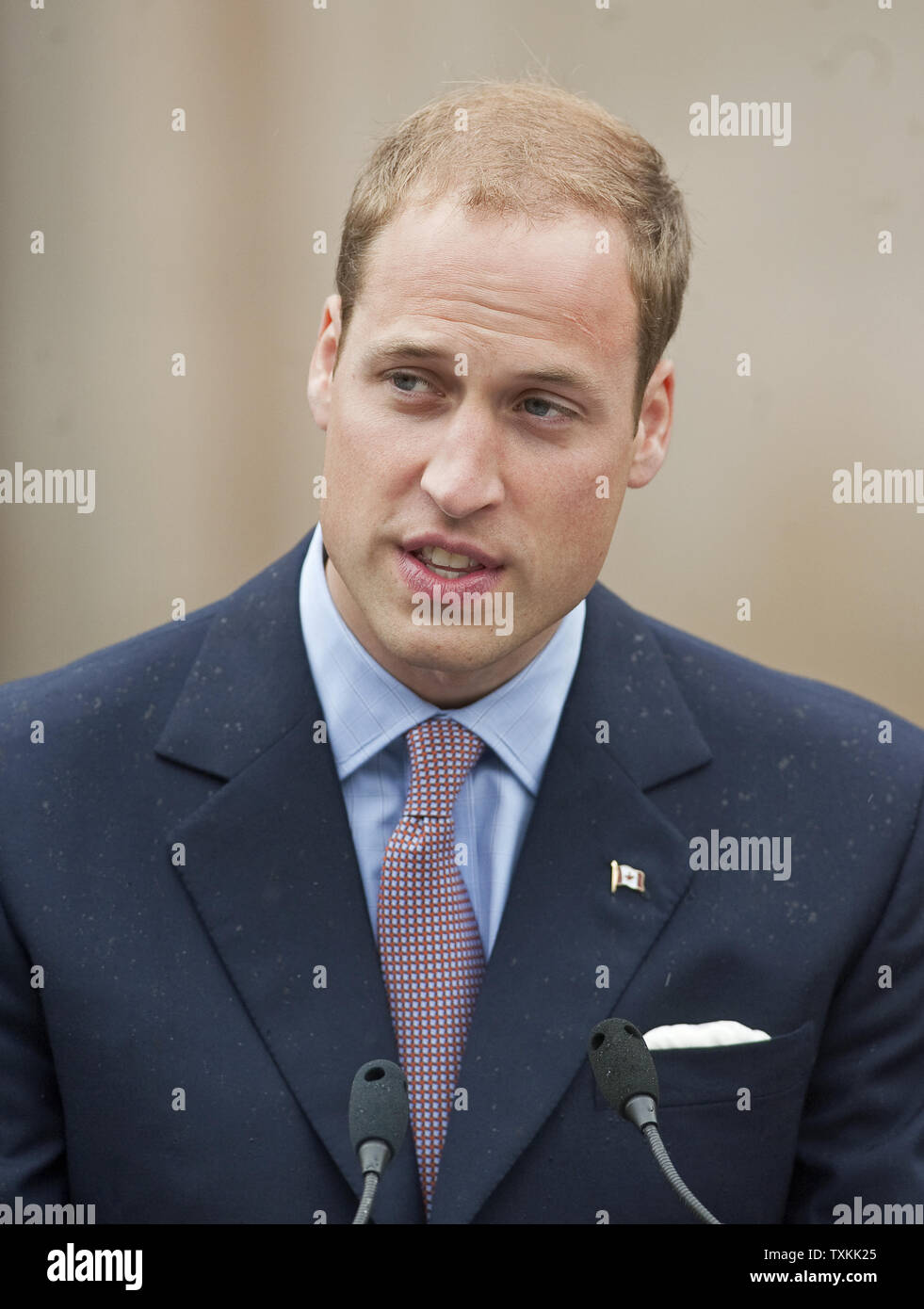 Il principe William parla come lui e la sua moglie Kate, il Duca e la Duchessa di Cambridge, visitare Provincia casa durante il loro tour del re in Charlottetown, Prince Edward Island, 4 luglio 2011. UPI/Heinz Ruckemann Foto Stock