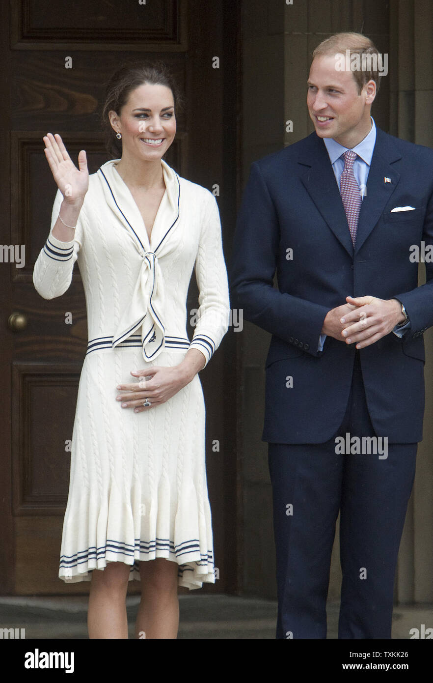 Il principe William e sua moglie Kate, il Duca e la Duchessa di Cambridge, lasciare la provincia casa durante il loro tour del re in Charlottetown, Prince Edward Island, 4 luglio 2011. UPI/Heinz Ruckemann Foto Stock