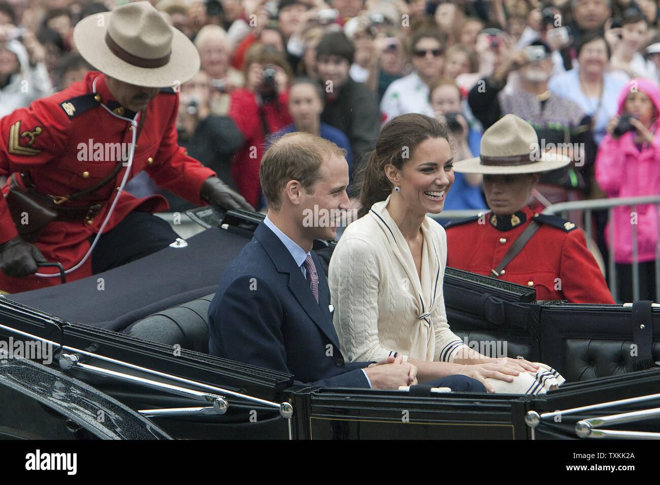 Il principe William e sua moglie Kate, il Duca e la Duchessa di Cambridge, lasciare la provincia casa dal royal landau durante il loro tour del re in Charlottetown, Prince Edward Island, 4 luglio 2011. UPI/Heinz Ruckemann Foto Stock