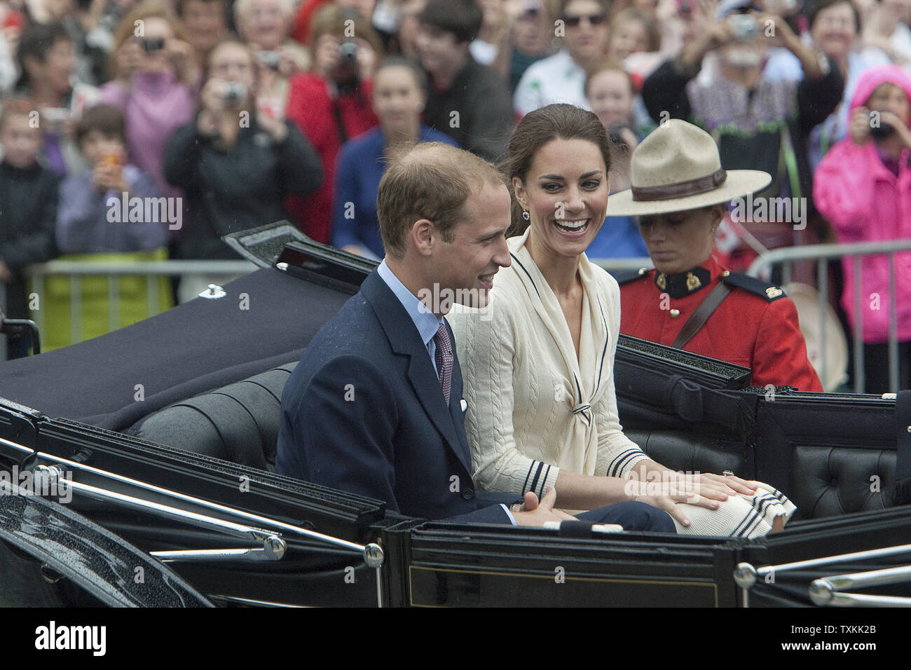 Il principe William e sua moglie Kate, il Duca e la Duchessa di Cambridge, lasciare la provincia casa dal royal landau durante il loro tour del re in Charlottetown, Prince Edward Island, 4 luglio 2011. UPI/Heinz Ruckemann Foto Stock