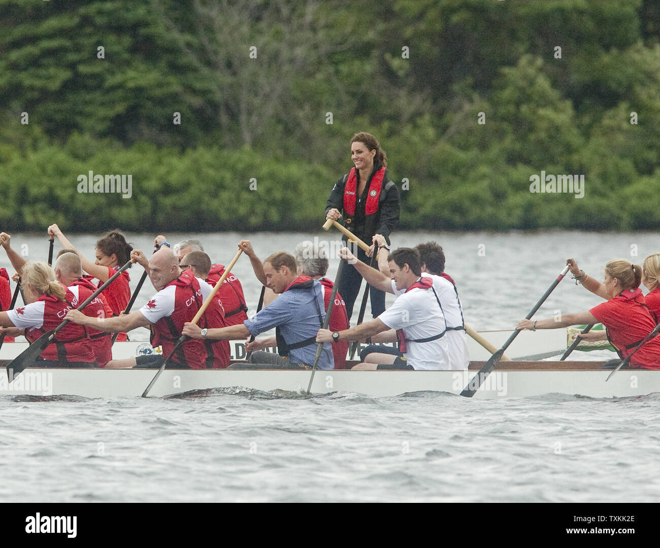 Il principe William (maglietta blu) e sua moglie Kate(in piedi), il Duca e la Duchessa di Cambridge, sono nel separare le barche come hanno giocato in una gara di dragon boat attraverso Dalvay vicino Lago di Charlottetown, Prince Edward Island, 4 luglio 2011. UPI/Heinz Ruckemann Foto Stock