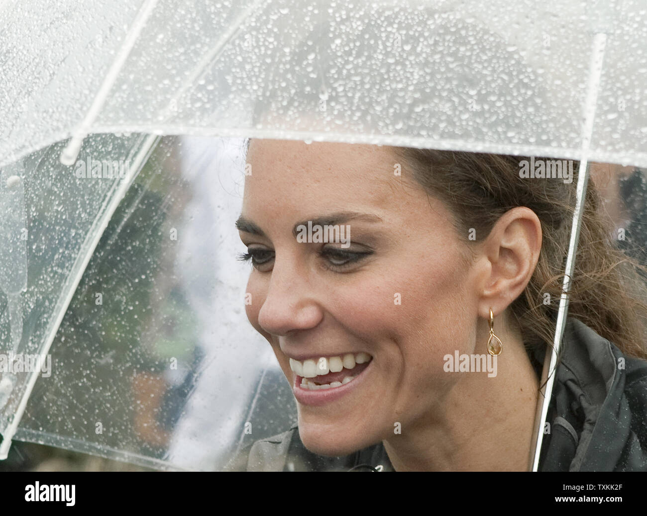 Il principe William e sua moglie Kate, il Duca e la Duchessa di Cambridge, salutare il pubblico dopo hanno gareggiato gli uni contro gli altri in una gara di dragon boat attraverso Dalvay vicino Lago di Charlottetown, Prince Edward Island, 4 luglio 2011. UPI/Heinz Ruckemann Foto Stock