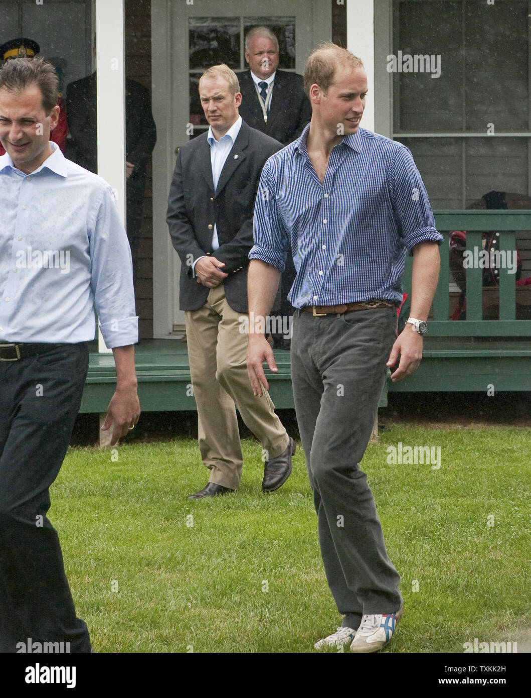 Il principe William e sua moglie Kate, il Duca e la Duchessa di Cambridge, salutare il pubblico dopo hanno gareggiato gli uni contro gli altri in una gara di dragon boat attraverso Dalvay vicino Lago di Charlottetown, Prince Edward Island, 4 luglio 2011. UPI/Heinz Ruckemann Foto Stock
