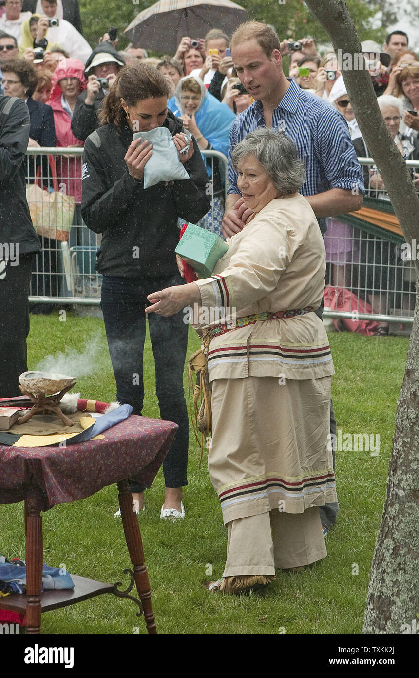 Il principe William e sua moglie Kate, il Duca e la Duchessa di Cambridge, partecipare a una delle prime nazioni cerimonia macchiante dopo aver gareggiato gli uni contro gli altri in una gara di dragon boat attraverso Dalvay vicino Lago di Charlottetown, Prince Edward Island, 4 luglio 2011. UPI/Heinz Ruckemann Foto Stock