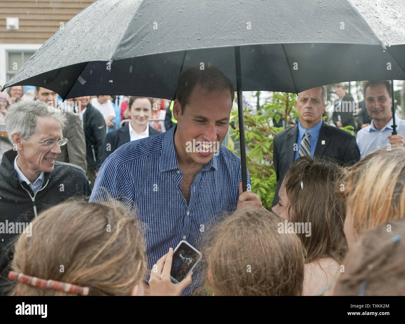 Il principe William e sua moglie Kate, il Duca e la Duchessa di Cambridge, salutare il pubblico dopo hanno gareggiato gli uni contro gli altri in una gara di dragon boat attraverso Dalvay vicino Lago di Charlottetown, Prince Edward Island, 4 luglio 2011. UPI/Heinz Ruckemann Foto Stock