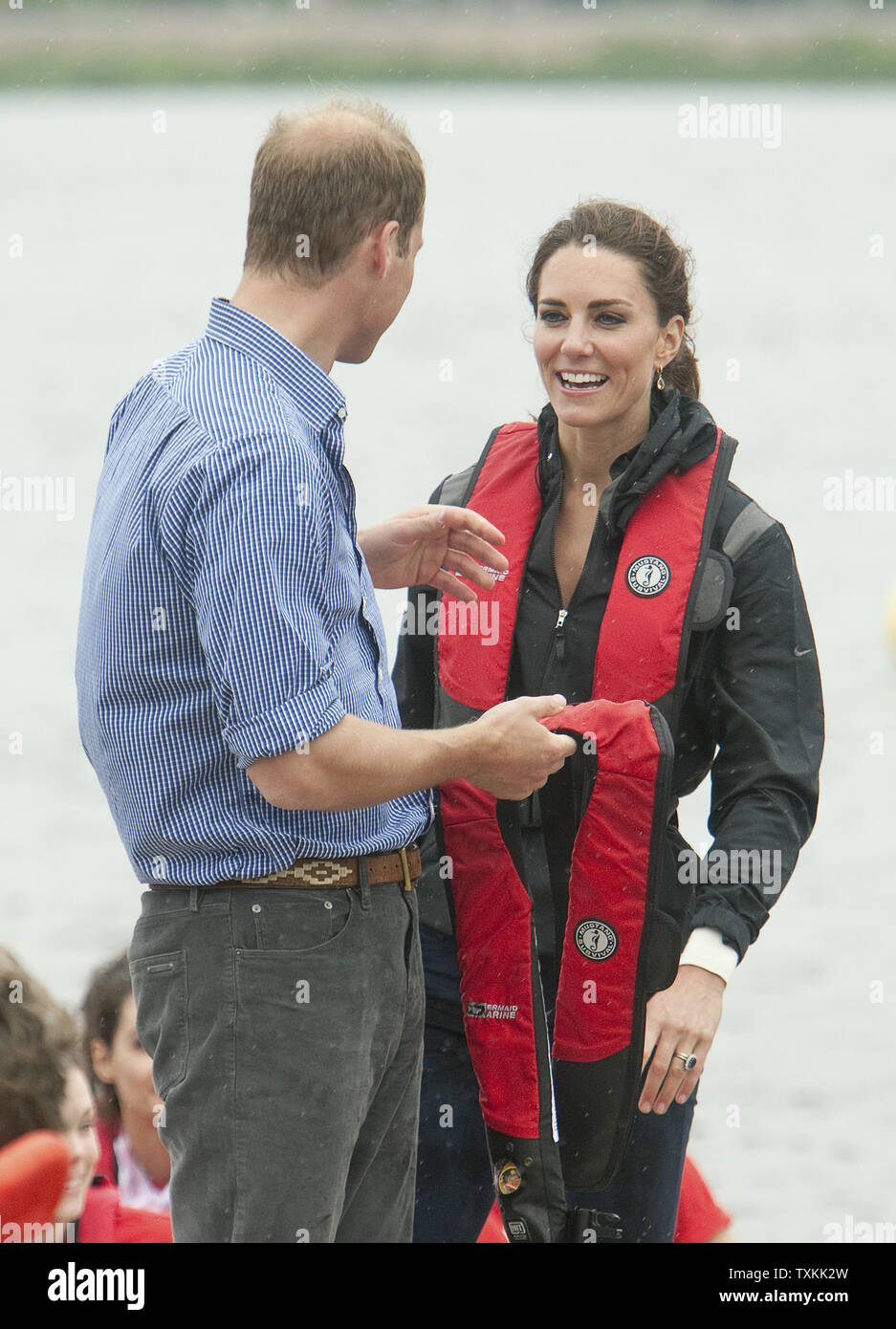 Il principe William e sua moglie Kate, il Duca e la Duchessa di Cambridge, discutere il suo team battendo lei nella gara di dragon boat attraverso Dalvay vicino Lago di Charlottetown, Prince Edward Island, 4 luglio 2011. UPI/Heinz Ruckemann Foto Stock