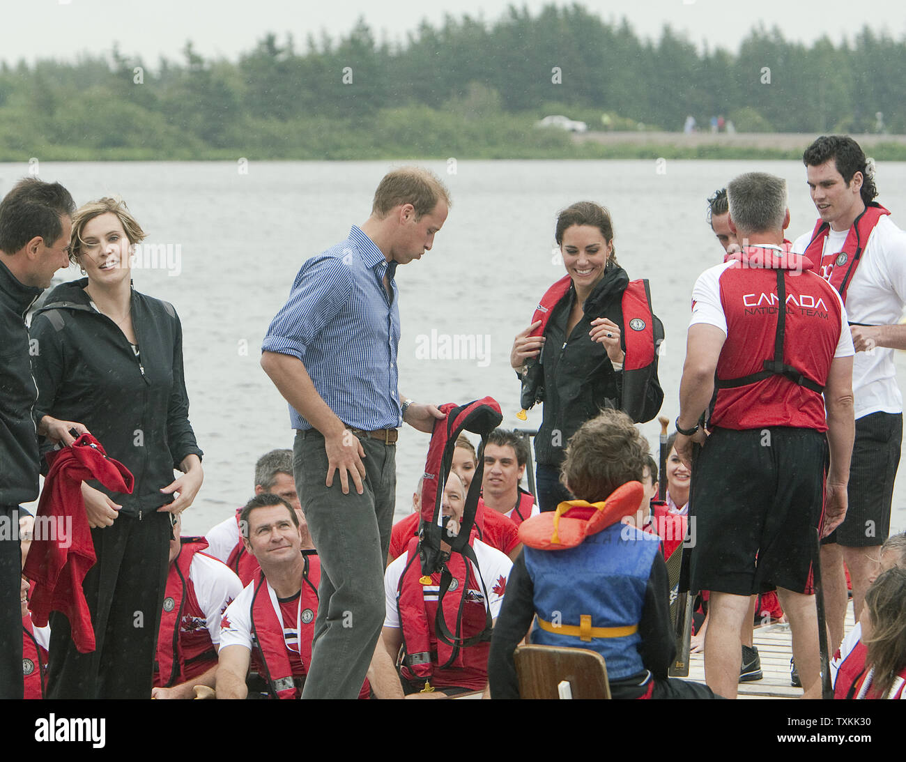 Il principe William e sua moglie Kate, il Duca e la Duchessa di Cambridge, discutere il suo team battendo lei nella gara di dragon boat attraverso Dalvay vicino Lago di Charlottetown, Prince Edward Island, 4 luglio 2011. UPI/Heinz Ruckemann Foto Stock