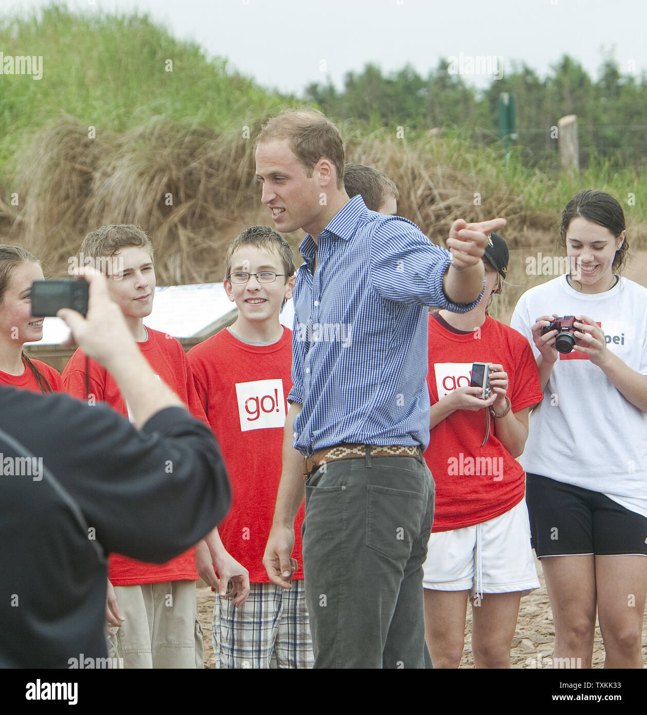 Il principe William colloqui per i giocatori di beach volley come lui e la sua moglie Kate, il Duca e la Duchessa di Cambridge, visitare la spiaggia di Dalvay By-The-mare durante il loro tour reale vicino a Charlottetown, Prince Edward Island, 4 luglio 2011. UPI/Heinz Ruckemann Foto Stock