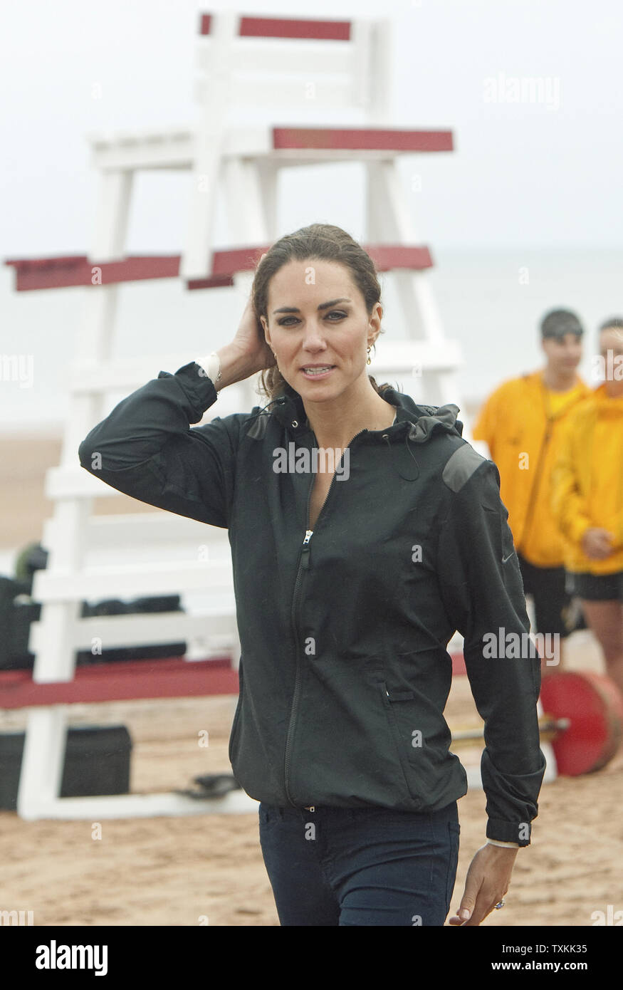 Kate passeggiate passato una vita stazione di guardia come lei e il principe William, il Duca e la Duchessa di Cambridge, visitare la spiaggia di Dalvay By-The-mare durante il loro tour reale vicino a Charlottetown, Prince Edward Island, 4 luglio 2011. UPI/Heinz Ruckemann Foto Stock