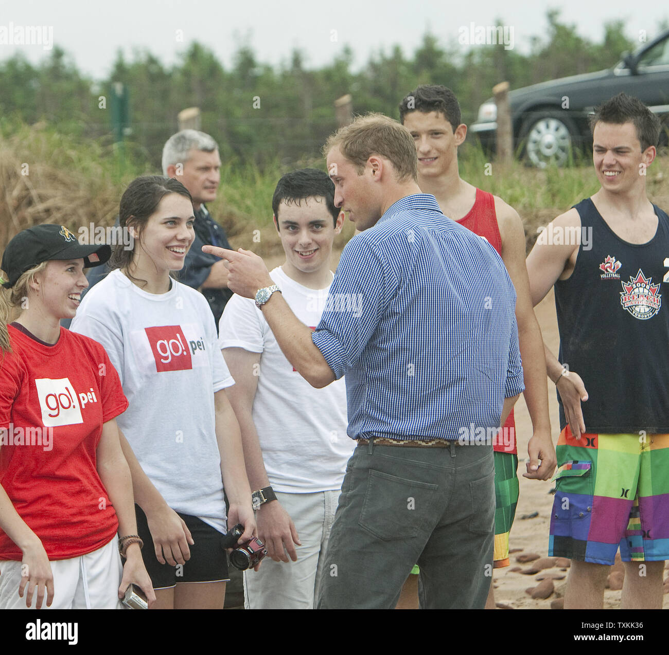Il principe William colloqui per i giocatori di beach volley come lui e la sua moglie Kate, il Duca e la Duchessa di Cambridge, visitare la spiaggia di Dalvay By-The-mare durante il loro tour reale vicino a Charlottetown, Prince Edward Island, 4 luglio 2011. UPI/Heinz Ruckemann Foto Stock