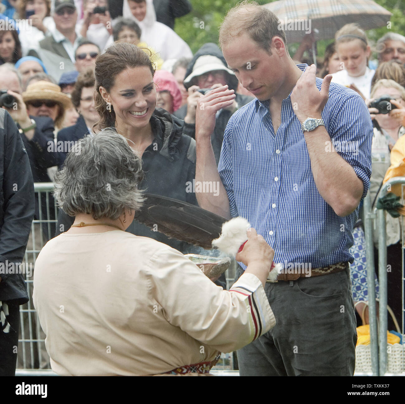 Il principe William e sua moglie Kate, il Duca e la Duchessa di Cambridge, partecipare a una delle prime nazioni cerimonia macchiante dopo aver gareggiato gli uni contro gli altri in una gara di dragon boat attraverso Dalvay vicino Lago di Charlottetown, Prince Edward Island, 4 luglio 2011. UPI/Heinz Ruckemann Foto Stock