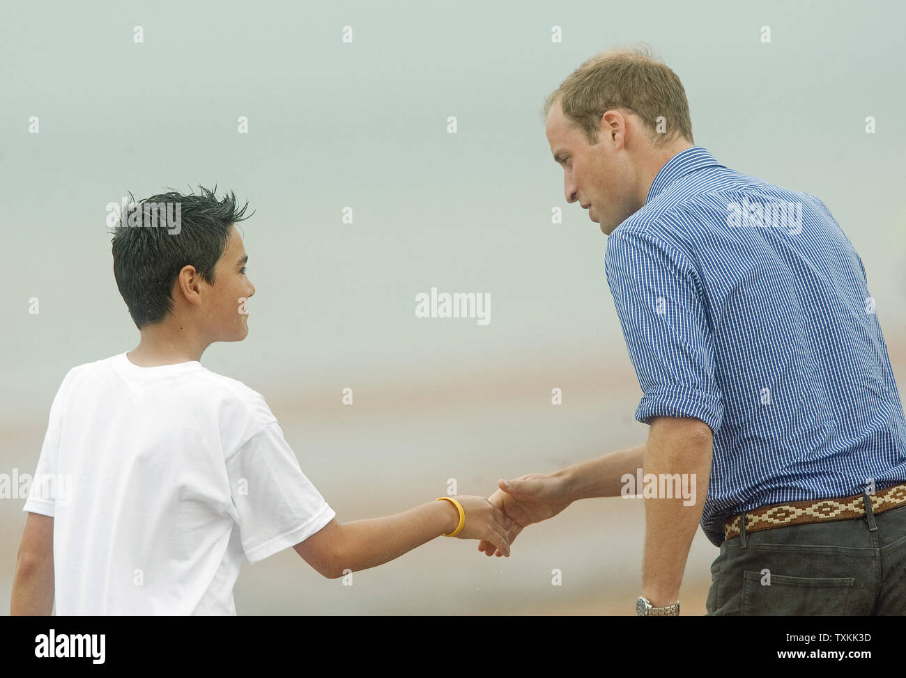 Il principe William saluta i giovani come lui e la sua moglie Kate, il Duca e la Duchessa di Cambridge, visitare la spiaggia di Dalvay By-The-mare durante il loro tour reale vicino a Charlottetown, Prince Edward Island, 4 luglio 2011. UPI/Heinz Ruckemann Foto Stock