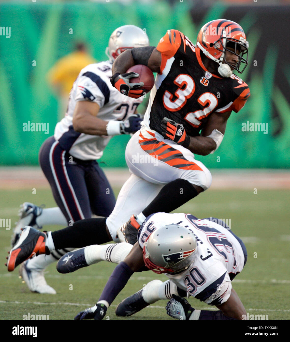 Cincinnati Bengals running back Rudi Johnson (32) ostacoli New England Patriots cornerback Chad Scott (30) per un otto cantiere guadagno al Paul Brown Stadium di Cincinnati il 1 ottobre 2006. La Nuova Inghilterra sconfitto Cincinnati 38-13. (UPI foto/Mark Cowan) Foto Stock