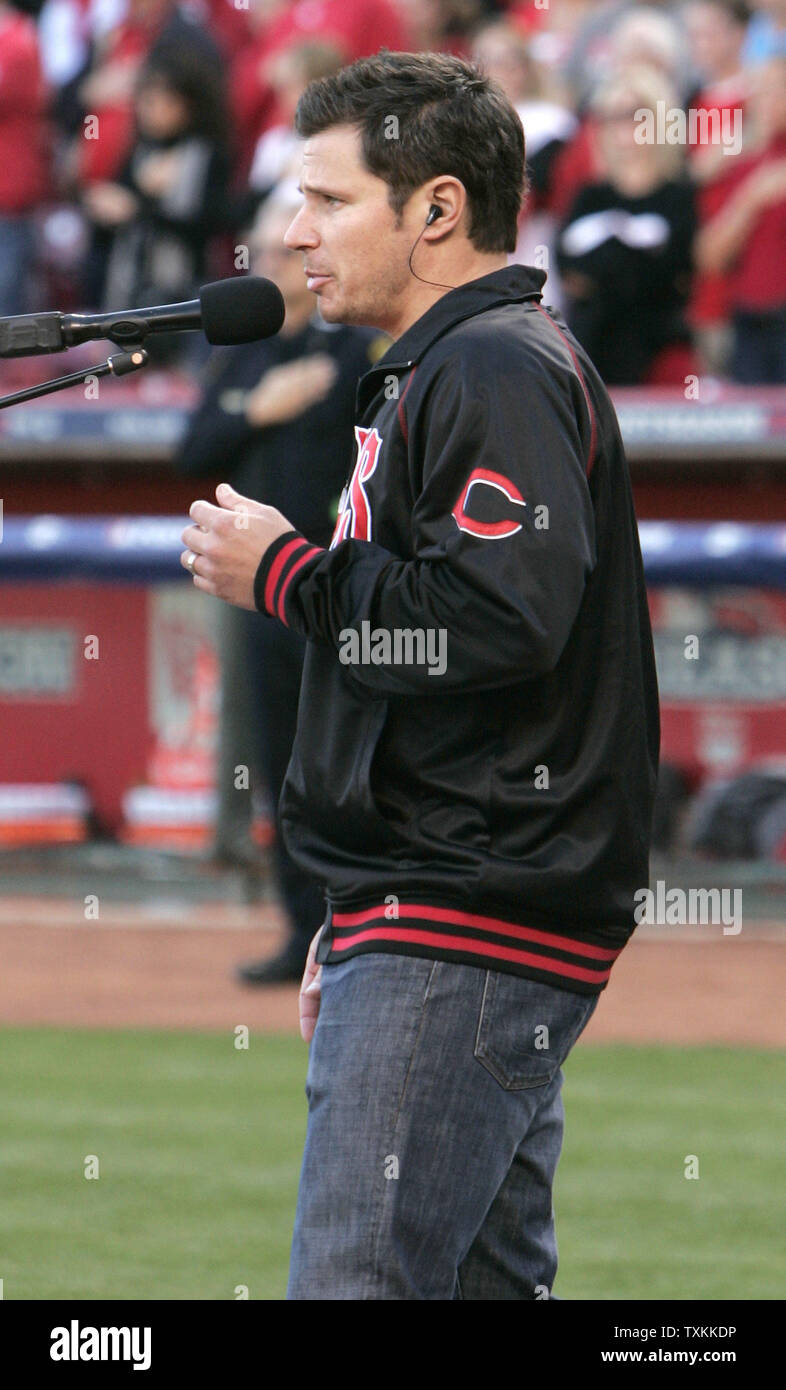 Cantante pop Nick Lachey canta l'inno nazionale prima di iniziare il gioco tre dei Cincinnati Reds e San Francisco Giants NL Division playoffs al Great American Ball Park a Cincinnati, OH, il 9 ottobre 2012. UPI/Mark Cowan Foto Stock