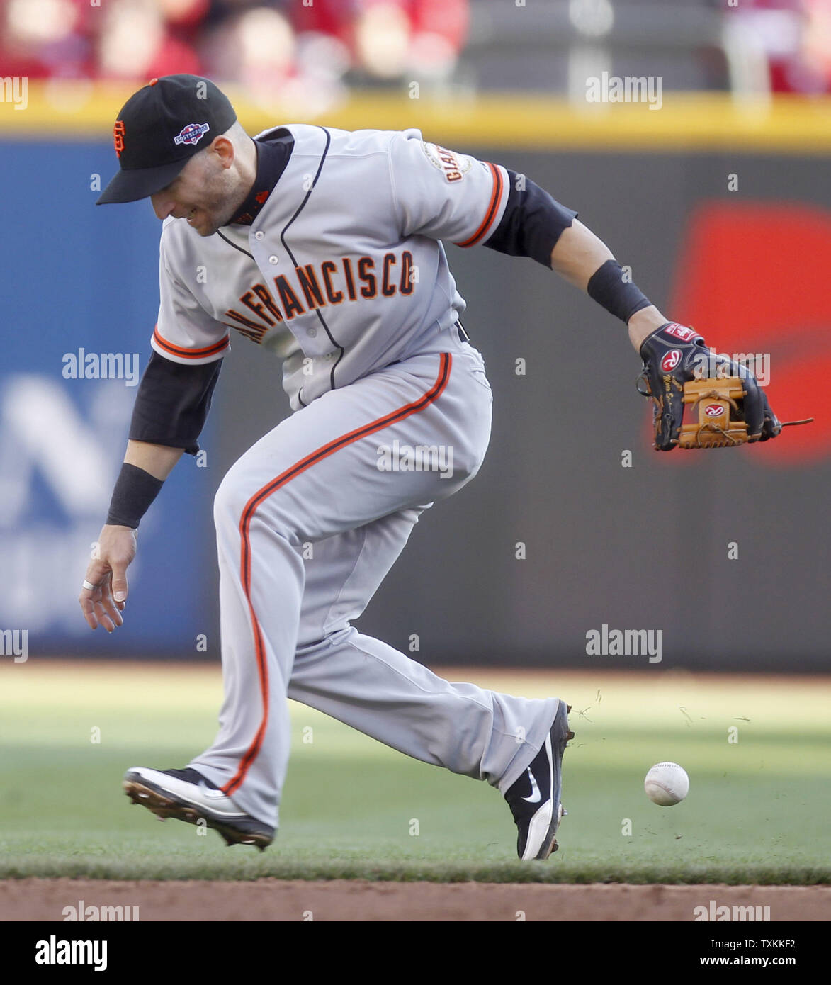 San Francisco Giants secondo baseman Marco Scutaro scende una linea guida di Cincinnati Reds' Zack Cozart nel secondo inning di gioco 4 di loro NL Playoff divisionale presso il Great American Ball Park a Cincinnati, OH, il 10 ottobre 2012. UPI/Mark Cowan Foto Stock