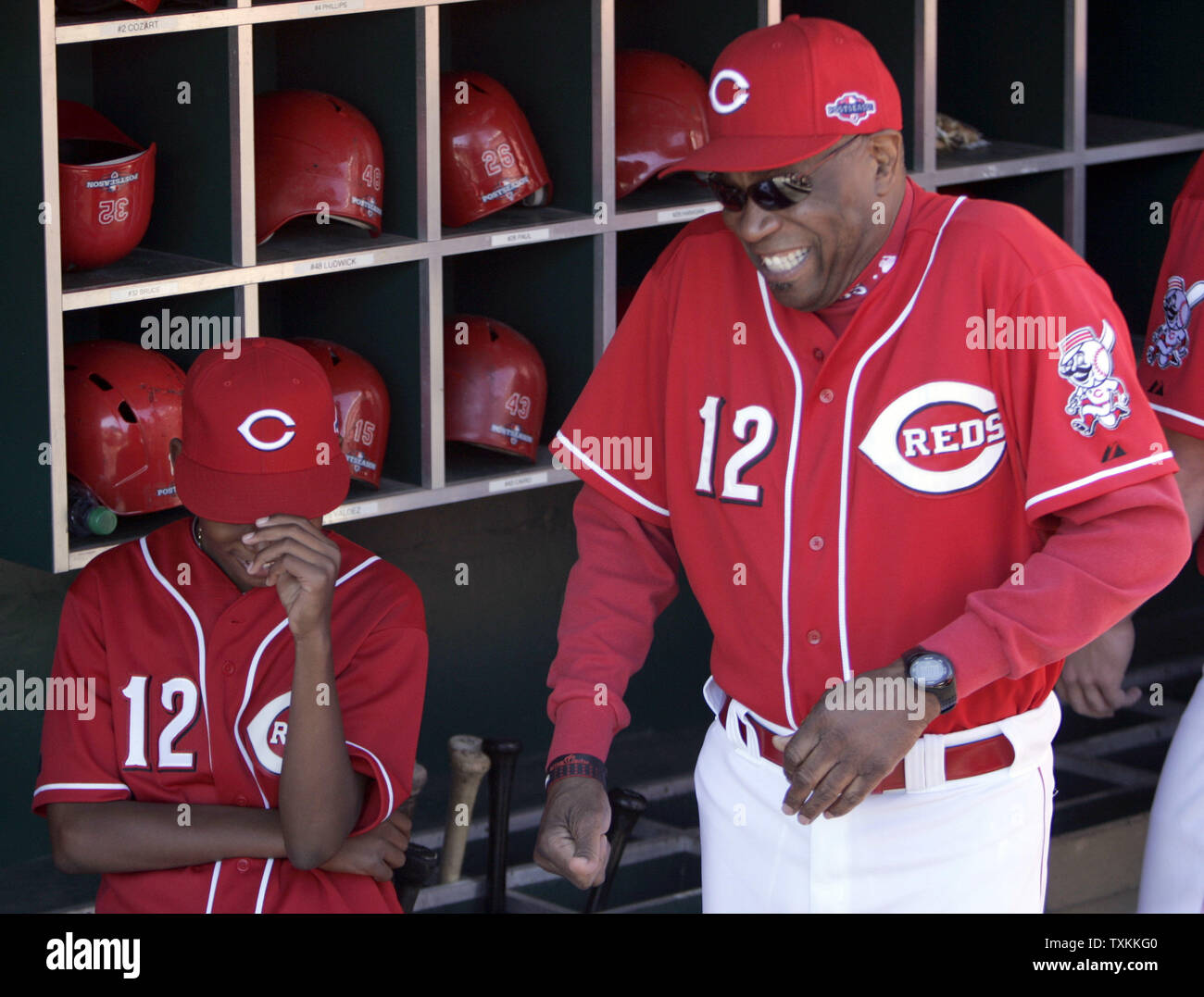 Cincinnati Reds manager impolverata Baker scherzi con un ballboy prima del loro gioco 5 NL divisionale gioco di spareggio contro i San Francisco Giants al Great American Ball Park a Cincinnati, OH, il 11 ottobre 2012. UPI/Mark Cowan Foto Stock