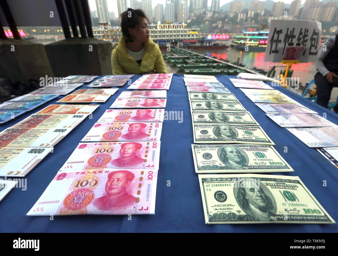 Copie di Souvenir di diverse banconote internazionali (L-R) dalla Cina yuan, Hong Kong dollar, Cina yuan, il dollaro statunitense e l'E.U.'s euro sono venduti a un hotspot del turismo a Chongqing il 4 novembre 2016. Della Cina di capitale è stato invischiato in una ondata di frenesia dollar-selling il mese scorso come la fuga di capitali e un deprezzamento yuan vide riserve valutarie capovolto da 80 miliardi di dollari, ripresa 2015's forte calo nel paese la guerra monetaria petto dopo un periodo di relativa stabilità nel 2016. Foto di Stefano rasoio/UPI Foto Stock
