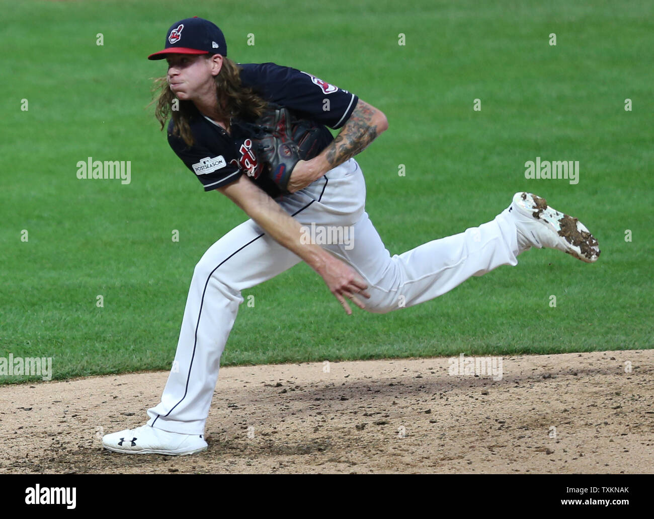 Cleveland Indians mitigatore di Mike Clevinger getta nel quarto inning contro i New York Yankees durante il gioco ALDS due il 6 ottobre 2017 in Cleveland. Foto di Aaron Josefczyk/UPI Foto Stock