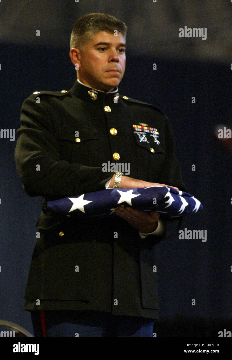 Lt. Col. Kevin Rush del 325Marines detiene una bandiera americana che è stato presentato a lui durante un memoriale di servizio per i caduti marines della 325Lunedì, Agosto 8, 2005, all'Esposizione Internazionale Center di Cleveland. La bandiera sarà in grado di volare alla Marina degli Stati Uniti Armory in Brook Park, Ohio. (UPI foto/Scott R. Galvin) Foto Stock