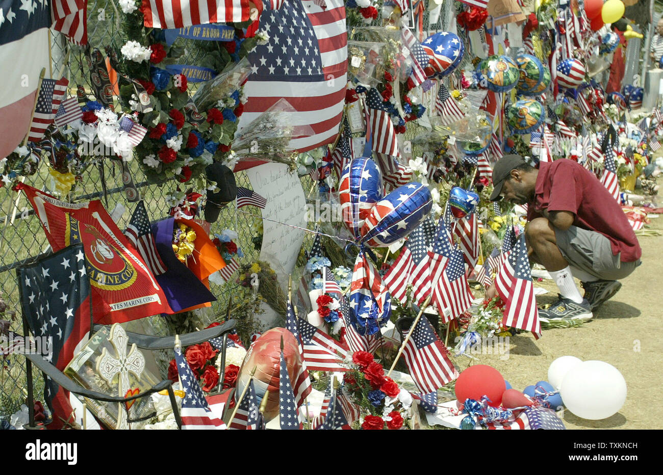 John Merritt di Cleveland legge un messaggio lasciato al memoriale alle Porte del Corpo della Marina degli Stati Uniti Centro di riserva in Brook Park, Ohio per i caduti del terzo battaglione, XXV Marines Lunedì, Agosto 9, 2005. (UPI foto/Scott R. Galvin) Foto Stock