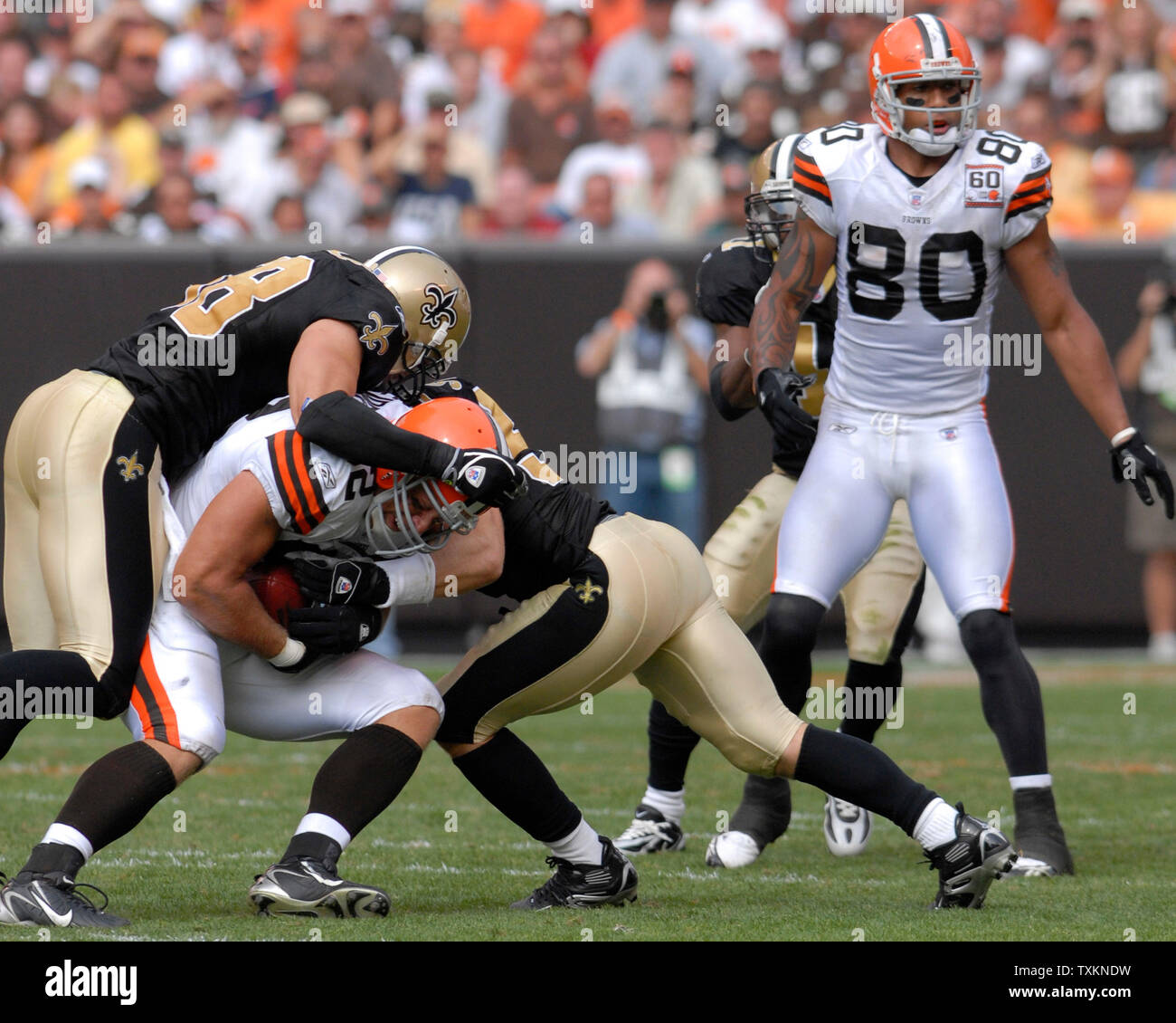 Cleveland Brown manualmente l'estremità Steve Heiden (82) viene affrontato da New Orleans Saints al Cleveland Browns Stadium in Ohio su Septemeber 10, 2006. (UPI Photo/ Stephanie Krell) Foto Stock