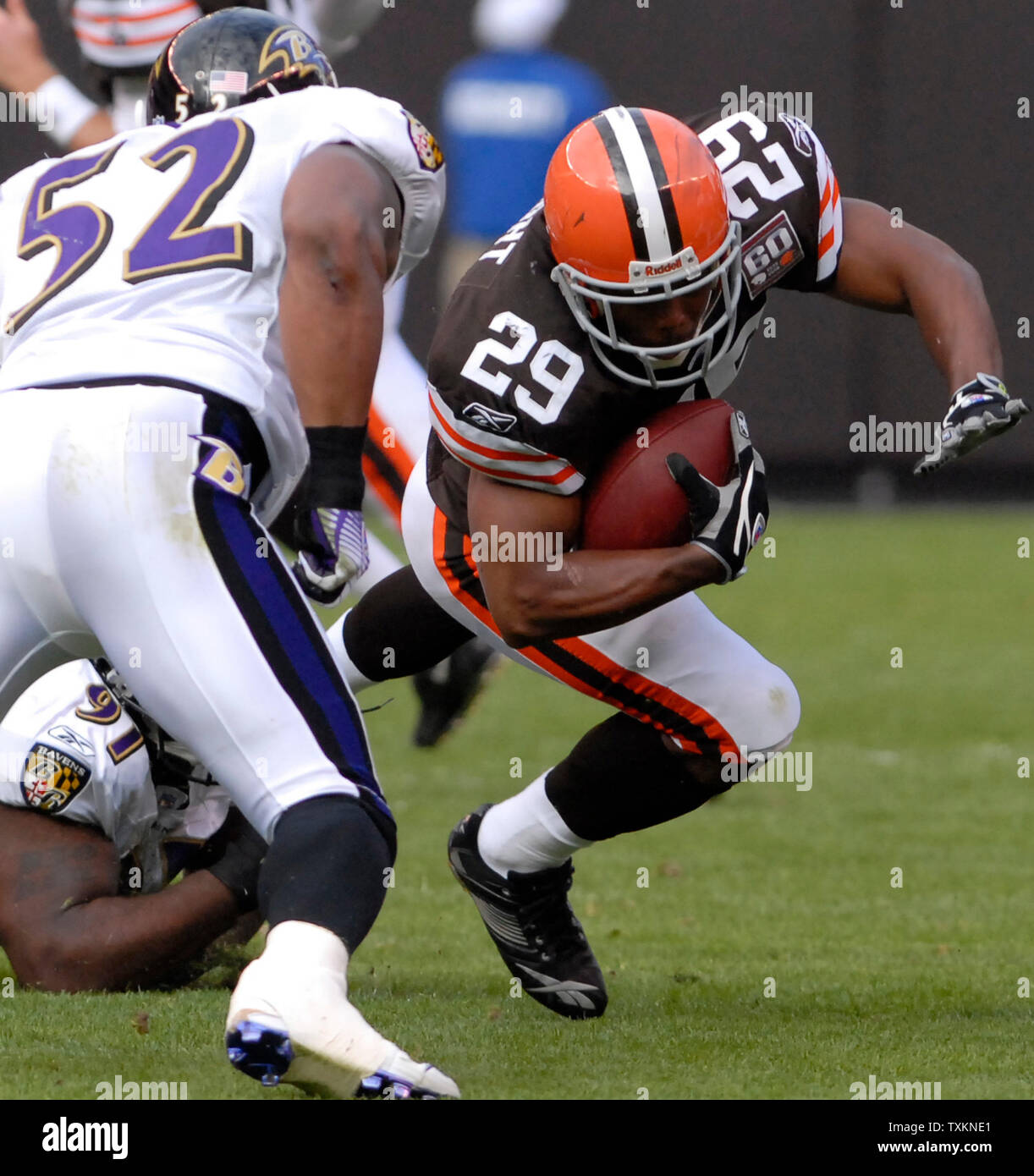 Cleveland Brown RB Jason Wright ,29, viene affrontato da Baltimore Ravens DT Aubrayo Franklin, 91 e LB Ray Lewis, 52, al Cleveland Browns Stadium di Cleveland, Ohio, 24 settembre 2006. (UPI Photo/ Stephanie Krell) Foto Stock